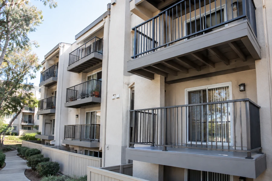 Apartment elevation after remodelling, open railings replacing enclosed balcony fronts